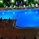 The Valley Hotel 2*